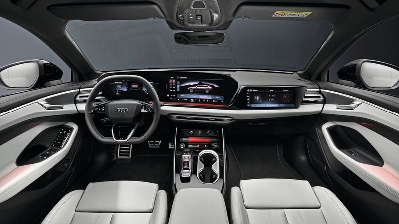 Digitale Bühne statt Knopfreihe: Gebogenes Panoramadisplay, Beifahrerscreen und kapazitive Touchflächen prägen das Cockpit. (Bild: Audi AG)