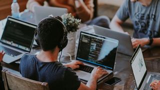 Gerade im digitalen Raum müssen sich kulturelle Rhythmen und Prinzipien erst noch entwickeln. Und Conventions sind immer ein Ort der Begegnung. (Bild: gemeinfrei)