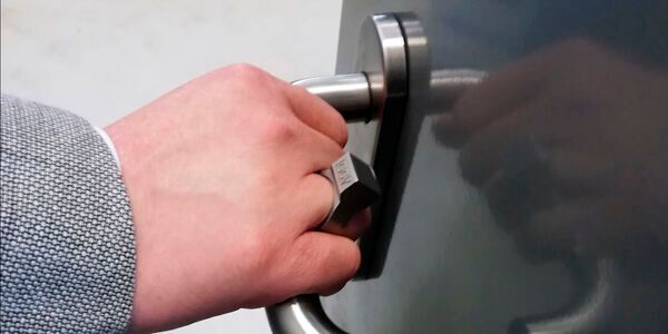 Aufgrund des integrierten RFID-Tag kann der im 3D-Druckverfahren gefertigte Fingerring als Türöffner fungieren.(Bild:  Fraunhofer IGCV)