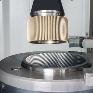 Liebherr-Verzahntechnik nutzt die Grindinghub 2026 dafür, das sogenannte Skivefinishing den Besuchern näher zu bringen. Es steht für mehr Qualität und Produktivität bei Innenrundverzahnungen, indem die Vorteile des Wälzschälens mit denen der CBN-Schleiftechnik nutzbar sind.(Bild:  Liebherr)