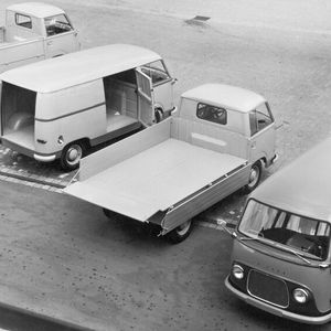 Mit dem 1953 aufgelegten Transit-Vorgänger FK begann der Aufstieg von Ford zur erfolgreichsten europäischen Transportermarke. Der FK 1000/1250 wurde zwischen 1953 und 1965 im Werk Köln-Niehl der deutschen Ford-Werke und von 1964 bis Mitte 1966 im Ford-Montagewerk Azambuja (Portugal) gebaut. Der Konstrukteur des VW-Transporters Alfred Haesner wechselte 1952 zu den Kölner Ford-Werken, wo er die Leitung des Projektes übernahm. Der erste Prototyp wurde noch 1952 fertiggestellt und sah dem VW-Transporter recht ähnlich, insbesondere die geteilte Frontscheibe und der Übergang zum Dach. (Bild:  Ford)