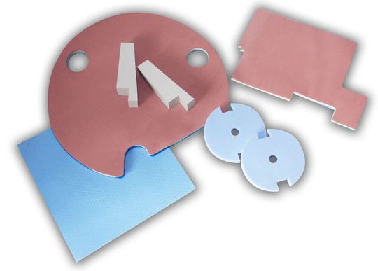 Die gezielte Ausbreitung der Wärme von Akkuzelle zu Zelle bzw. zur Kühleinrichtung oder Außenfläche verbessern exakt konfigurierte Materialien wie Wärmeleit-, Phasenwechsel-, Isoliermaterial.(Bild:  Dr. Dietrich Müller GmbH)