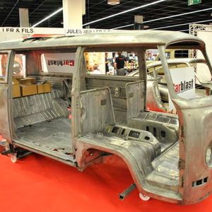 Mach mich nackig: Wer einen vergammelten Oldtimer perfekt restaurieren möchte, kommt um ein vollständiges Entlacken kaum herum. (Bild:  Dominsky)