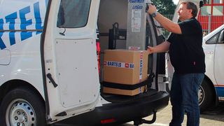 Wo bisher Lkw für den Transport schwerer, sperriger Güter notwendig waren, kann in Zukunft ein Kleintransporter mit Hubarm ausreichen. (Bartels)