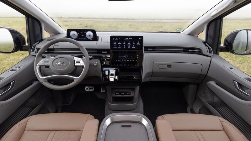 Ein 10,25 Zoll großer Display am Armaturenbrett zeigt Kamerabilder von vorne und hinten. (Bild: Autoren-Union Mobilität/Hyundai)