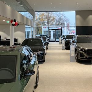 Der Blick aus dem Showroom in Richtung Ausstellung der Gebrauchtwagen.(Bild:  Pfaff – VCG)