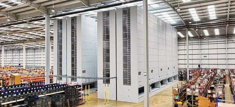 Bei entsprechend verfügbarer Lagerhöhe können die vertikalen automatischen Lager von Modula auf 14 m² Stellfläche Materialien lagern, die sonst 840 m² Lagerfläche beanspruchen. (Bild: Modula)