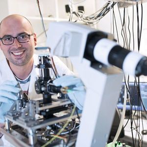 Doktorand Matthias Reisser am Reflektions-Lichtblattmikroskop