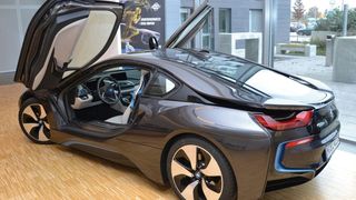 Beim BMW i8 kommt das Fuchs-Öl Titan GT1 Evo (SAE 0W20) mit XTL-Technologie zum Einsatz. Nach Angaben des Mannheimer Unternehmens ist dieser Schmierstoff derzeit das weltweit einzige Motorenöl mit BMW-Longlife-14-FE+-Freigabe. (Foto: Michel)