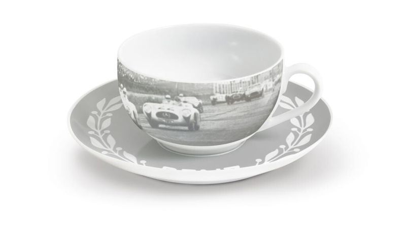 Teetasse CLASSIC aus grauem Porzellan mit passendem Teesieb, Aufdruck Rennmotiv Nürburgring 1952 auf Tasse, Druck des Classic Logos auf der Untertasse, im Geschenkkarton, made by Kahla für Mercedes-Benz. Artikelnummer: B66041497. (Bild: Daimler)