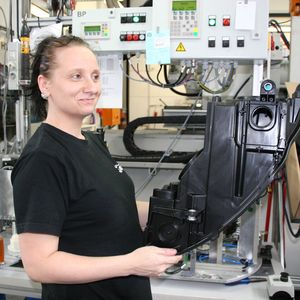 Gehäuseteil für den Scheinwerfer des VW CC, gefertigt als Baugruppe.