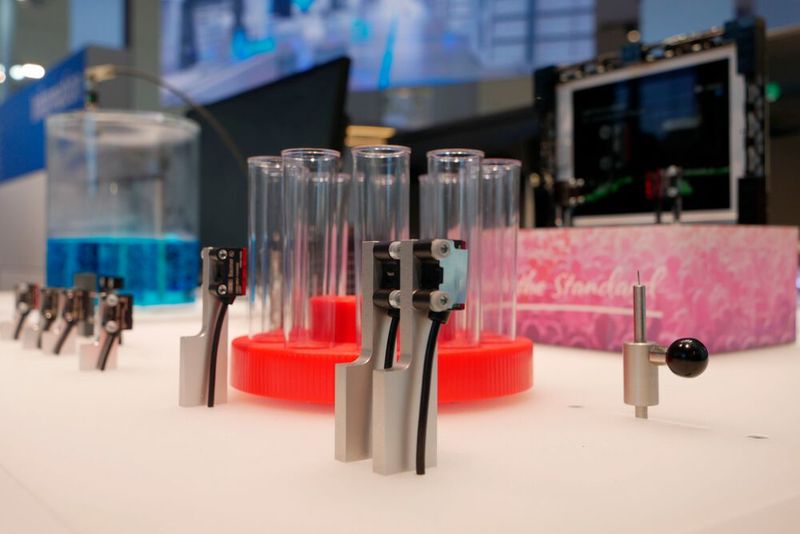 Die Miniatur-Lichtschranke und der Lichttaster O200 von Baumer kommen mit Fremdlicht, durchsichtigen Gegenständen und sehr kleinen Objekten klar. Ab Werk sind sie bereits eingestellt, Anwender müssen bei der Implementierung kaum Zeit für die Ausrichtung aufwenden.  (Bild: Sandro Kipar/VCG)