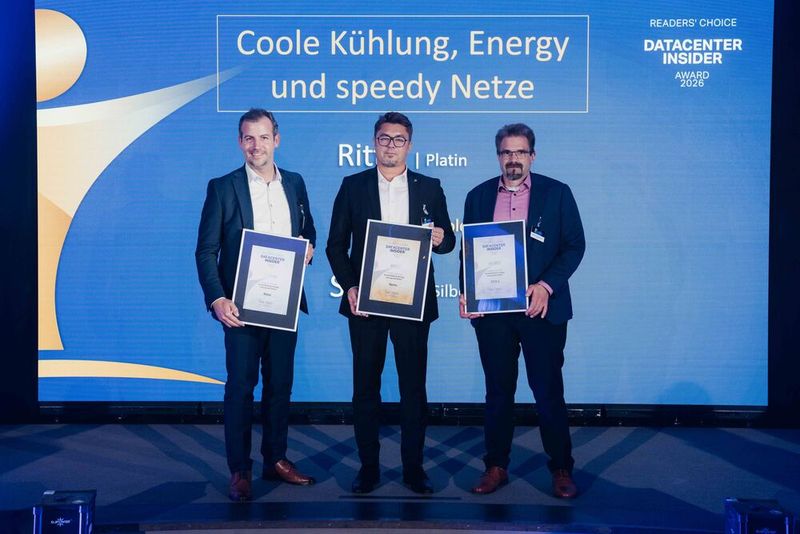 Die Gewinner in der Kategorie „Coole Kühlung, Energy und speedy Netze“: Silber geht an Stulz, Vertiv erhält Gold und Rittal staubt Platin ab. Die Preise nahmen (v.l.)0 Philipp Müller (Rittal), Patrik Krol (Vertiv) und Michael Schröder-Seitz (Stulz) entgegen. (Bild: Manuel Emme Fotografie)