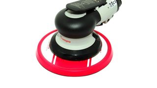 Mit zwei Exzenterschleifern erweitert Swepro sein Angebot für Europa: Sowohl der SW 9119NC-6 (hier im Bild) als auch der SW 9119DC-6 sind ausgestattet mit einem Kupferschalldämpfer, der eine geräuscharme Oberflächenbearbeitung ermöglichen soll. (Swepro)