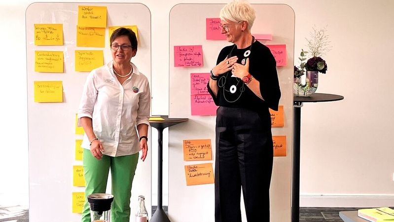 Petra Wieseler (l.), einzige Frau im ZDK-Vorstand, und Birgit Behrens, ZDK-Geschäftsführerin, bei der Gründung des ersten Women's Leaderboard im Kfz-Gewerbe.(Bild:  VCG - Doris S. Pfaff)