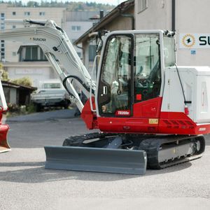 Der 6-Tonnen-Elektrobagger vor dem Forschungs- und Entwicklungszentrum der Suncar AG in Schlieren (ZH) (Bild:  Suncar AG)