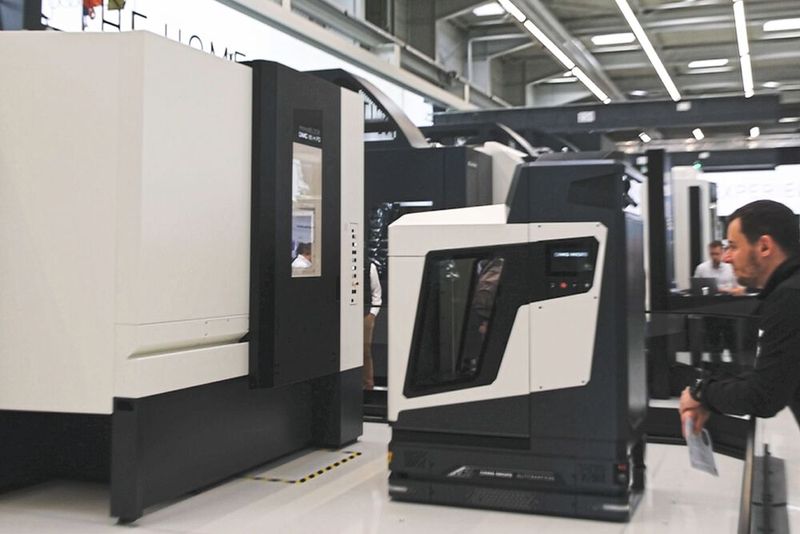 Mannlose Fertigung: Werkstücke werden automatisch zwischen den Maschinen transportiert. Das soll eine bestmögliche Auslastung der Ressourcen sicherstellen. (Bild: Maschinenmarkt)