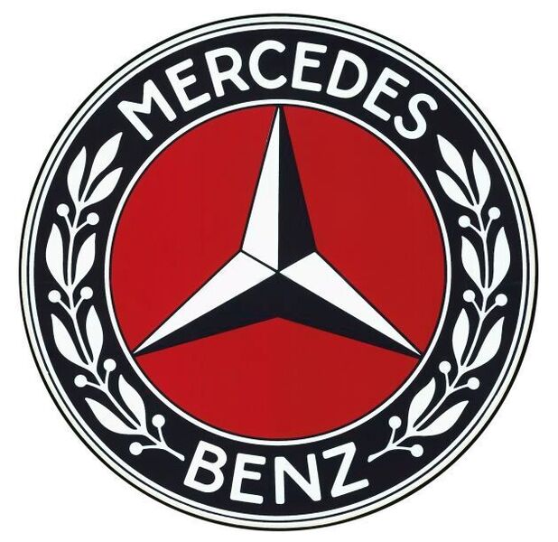 Nach der Fusion der Daimler-Motoren-Gesellschaft mit der Firma Benz & Cie. wird 1926 ein die Gemeinsamkeit der beiden Firmen betonendes Warenzeichen geschaffen. Von Benz stammt der Lorbeerkranz, von der DMG der Dreizackstern. (Daimerl AG)
