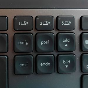 Das Keyboard kann zwischen bis zu drei Geräten umgeschaltet werden. Unterstützt wird neben dem eigenen Logi-Bolt-Empfänger auch Bluetooth. (Bild:  Vogel IT-Medien)