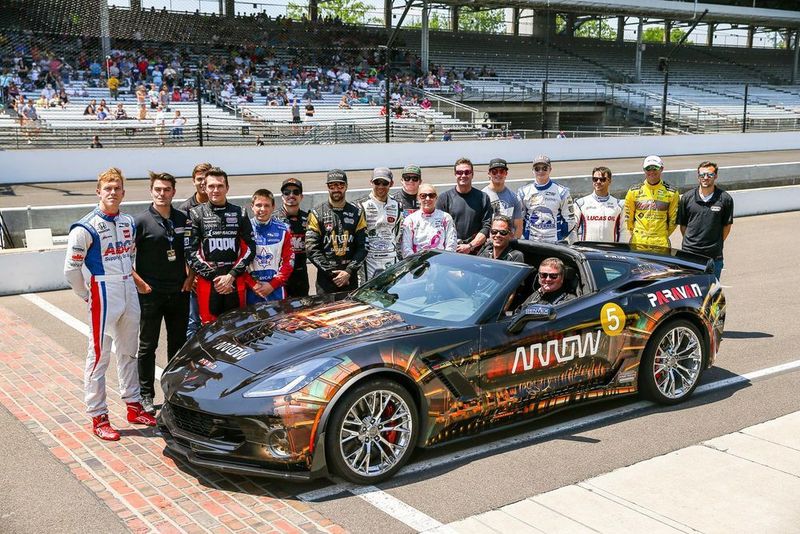 Das Team, das es dem Rennfahrer Sam Schmidt ermöglicht hat, wieder hinter dem Steuer zu sitzen. Die Sensoren wurden von dem US-Elektronikhersteller Arrow Electronics entwickelt, den Einbau und die Verknüpfung mit dem Fahrsystem übernahm Paravan. (Arrow Electronics)