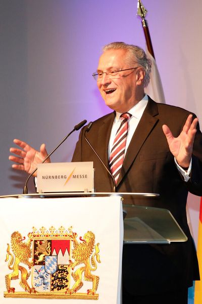 Der Bayerische Staatsminister Joachim Herrmann bei  der Jubiläumsfeier der Kommunalen zu ihrem 20-jährigen Bestehen ( Bayerisches Staatsministerium des Inneren für Sport u. Integration, Foto: Giulia Iannicelli)