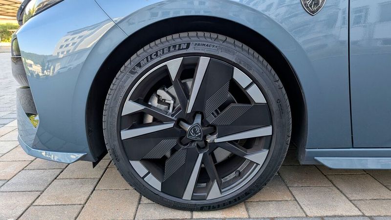 8. Das Fahrgefühl: Wir fuhren den 308 in der sportlich aufgemachten Ausstattungsvariante GT, zu der 18-Zöller mit 40er Querschnitt gehören. Schön: Die Michelin-OE-Reifen stammen aus Deutschland, aus dem Werk in Bad Kreuznach. Die Federung ist recht sportlich-straff abgestimmt, Peugeot verspricht ein „dynamisches Fahrverhalten, das Maßstäbe setzt“. Elektronisch verstellbare Dämpfer gibt es leider nicht. (Bild: Rosenow – VCG)