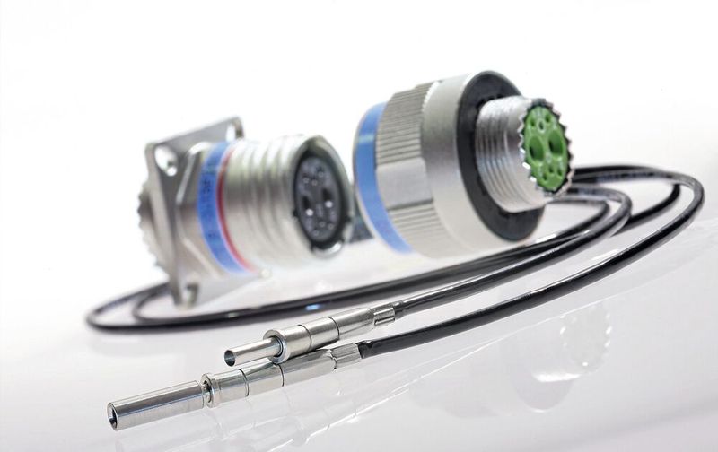 Der Linsensteckkontakt Size 12 ist in Pin- und Buchsen-Ausführung ideal für den Gebrauch in Rundsteckern geeignet.(Bild:  Rosenberger-OSI GmbH & Co. OHG)