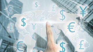 Im Vergleich zu Banken haben Fintechs häufig einen geringeren organisatorischen Aufwand und können Überweisungen ins Ausland daher günstiger anbieten. (©ekaphon - stock.adobe.com)