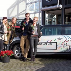 Am Valentinstag 2014 war die Mini-Mannschaft mit vielen Rosen in den Fußgängerzonen rund um die Brandenburg-Standorte unterwegs.
