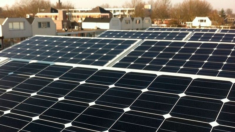 The massive integration of utility-scale solar photovoltaics demands BESS platforms equipped with high-power-density inverters to mitigate generation intermittency. (Source:  Pixabay)