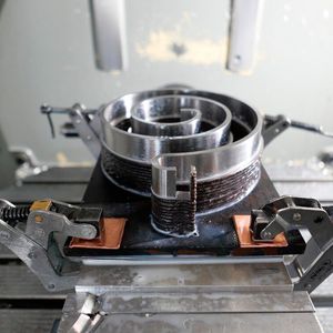 Die Nachbearbeitung des gedruckten Bauteils stellt ein wesentlicher Bestandteil in der Prozesskette dar. Im hier gezeigten Bauteil wird die finale Form durch Fräsen erreicht. (Bild:  KERN-LIEBERS Gruppe)