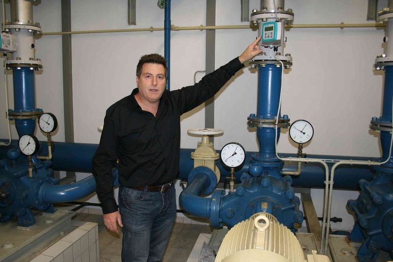 Wolfgang Müller, Geschäftsführer & Elektromeister, präsentiert die Durchflussmessung in der Wasserversorgung Schwabmünchen. (Beijer Electronics)