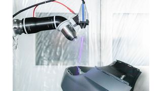 Lackierversuch mit Datenerfassung am Fraunhofer-IPA! Ein Roboter sprüht Lack auf einen Kfz-Stoßfänger aus Kunststoff. Ein Inline-Laserdetektor sowie weitere Sensoren zeichnen alles auf. Mit den Daten wurde dann eine künstliche Intelligenz (KI) trainiert. Das hat seinen Grund ... (Bild: Fraunhofer IPA / R. Bez)