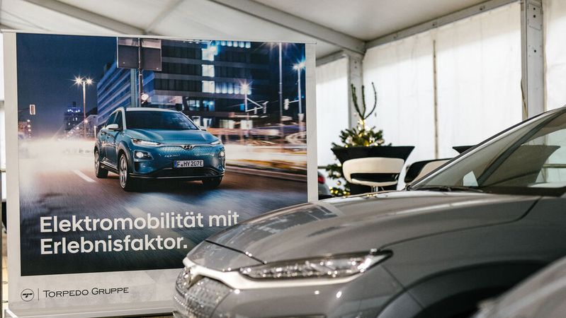 Die Torpedo-Gruppe hat in einer Leasing-Aktion mehrere hundert Hyundai Kona Elektro abgesetzt und dafür ein temporäres Auslieferungszentrum geschaffen.(Bild:  Torpedo-Gruppe)