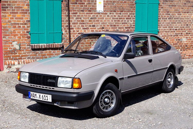 Das Skoda Rapid Coupé dürfte in unseren Breiten zu den unbekanntesten Youngtimern gehören. Der im dezenten Ost-Schick auftretende Zweitürer war sogar in Deutschland zu kaufen. Für weniger als 11.000 Mark konnte man sich mit dem Rapid schmücken, während ein nackter und fast 20 PS schwächerer Polo zur gleichen Zeit nicht unter 13.500 Mark zu haben war. (Foto: Patrick Broich/SP-X)
