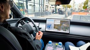 Die Fahrerin hält im NGP-Modus die Hände nur noch locker am Lenkrad. Lenken, Bremsen und Beschleunigen übernimmt die Technik (Bild: SP-X/Mario Hommen)
