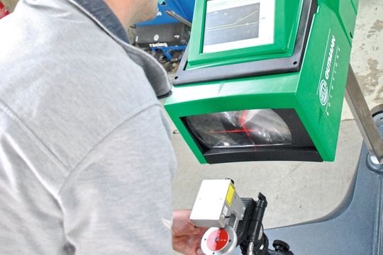 Knick in der Optik oder auf dem Boden? Die Kalibrierung eines Scheinwerferprüfplatzes bringt es zu Tage. Basis ist dafür ist die entsprechende Prüfrichtlinie. Die vorhandere hat der Gesetzgeber zum 1.1.2019 Hals über Kopf abgeschafft und die Neue hat eine massives Problem.(Bild:  Dominsky)