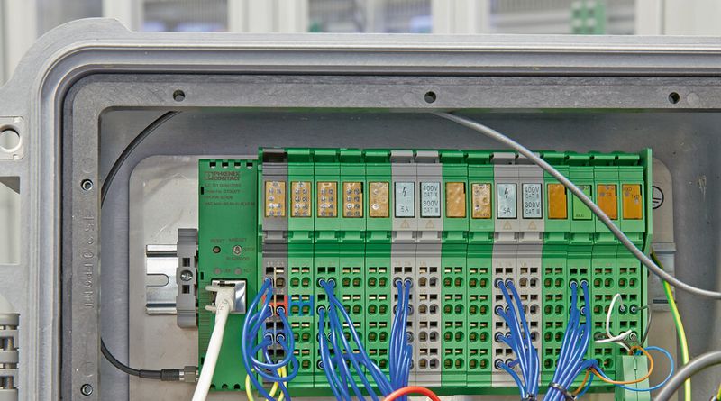 Bild 6: Die modulare Kleinsteuerung ILC 151 GSM/GPRS verarbeitet die Messwerte und leitet sie an das Rechenzentrum weiter. (Bild: Phoenix Contact)