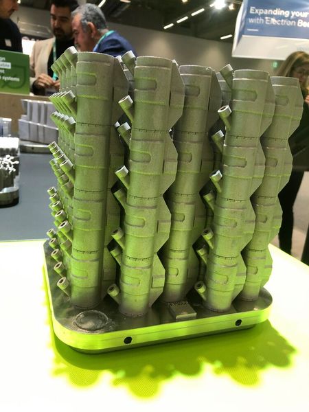 Der 3D-Drucker ist mit einer quadratischen statt einer runden Bauplatte ausgerüstet. Der integrierte Faserlaser hat eine Leistung von 500 Watt und ist somit eine Alternative zum 300 Watt Laser in der Grundausstattung. (Bild: VCG/Juliana Pfeiffer)