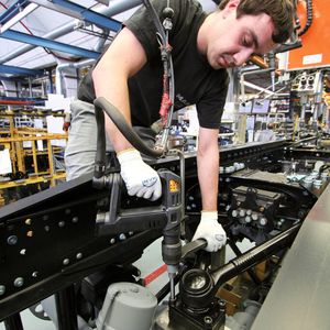 Bild 1: Bei Arbeiten im Lkw-Rahmenbau haben Hochmomentschrauber die alten Impulsschrauber verdrängt. Deren Schlagimpulse übertrugen sich auf die Stahlbaugruppen, was den Lärmpegel in der Halle deutlich erhöhte. Die Elektroschrauber arbeiten wesentlich leiser und genauer.