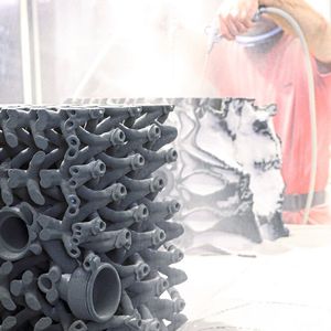 Nachbearbeitung des additiv gefertigten Teilstücks der Meristem Wall bei Voxeljet.(Bild:  voxeljetAG)