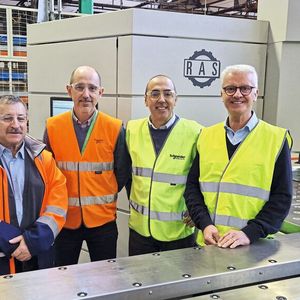 V.l.n.r.: Ramon Alfonso, Leiter der Abteilung Technik und Wartung, Joan Tarrida, verantwortlich für Fertigungsmethoden und Automatisierung, Oskar Santiuste, Geschäftsführer Supraform SL, Willy Stahl, Geschäftsführer RAS Reinhardt Maschinenbau.(Bild:  RAS)