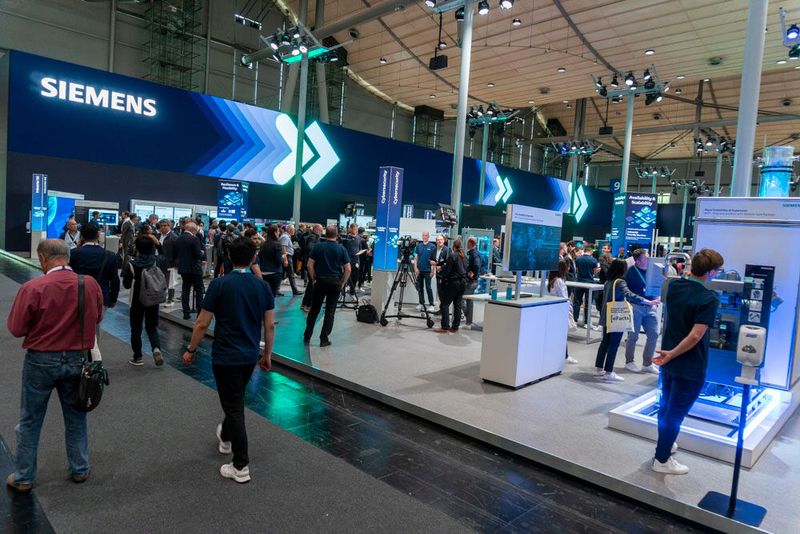 Der Stand von Siemens zählte zu den größten Ausstellungsflächen der Messe und war dementsprechend voll mit Produkten und Neuerungen. Im IoT-Bereich stand die Integration der Industrial Edge im Mittelpunkt. Das Angebot entsprechender Apps reicht dabei von der Verarbeitung, Visualisierung und Analyse von Daten bis hin zu Konnektivität, die Condition Monitoring oder vorausschauende Wartung ermöglichen soll. (Bild: Vogel Communications Group)