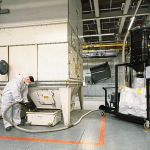 Mit dem einsatzspezifisch entwickelten Sauger kann Claas bis zu 400 kg Pulverlackreste z.B. aus den Sammelbehältern der Beschichtungsanlagen aufnehmen.(Bild:  Ruwac)