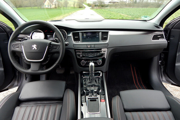 Das Cockpit wirkt durch das Zentrale Sieben-Zoll-Touchscreen wesentlich aufgeräumter.  (Jens Scheiner)