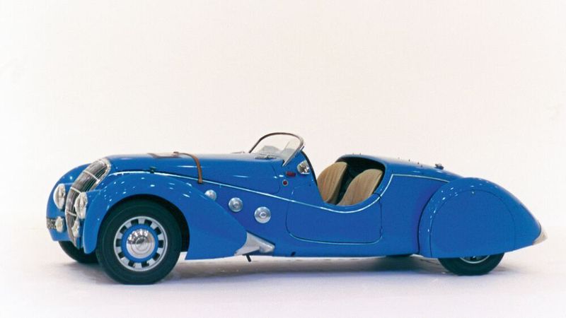 Auch das ist ein 302, genauer gesagt ein 302 DS Darl’Mat Racing Roadster. Mit dem 70 PS starken Vierzylinder des größeren 402 war er wie geschaffen für den Renneinsatz in der Zweiliter-Klasse von Le Mans. Beim ersten Le-Mans-Auftritt belegte das Modell die Plätze sieben, acht und zehn im Gesamtklassement. Lediglich 53 Stück wurden gebaut. (Peugeot)