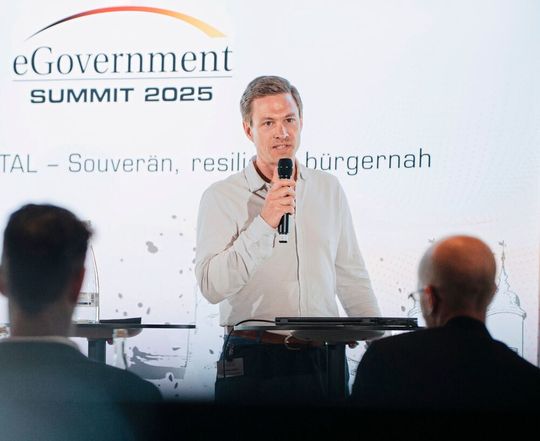 Dr. Hakke Hansen, Leiter der Initiative „Law as Code“ der SPRIND – Bundesagentur für Sprung­innovationen.(© Manuel Emme Fotografie)