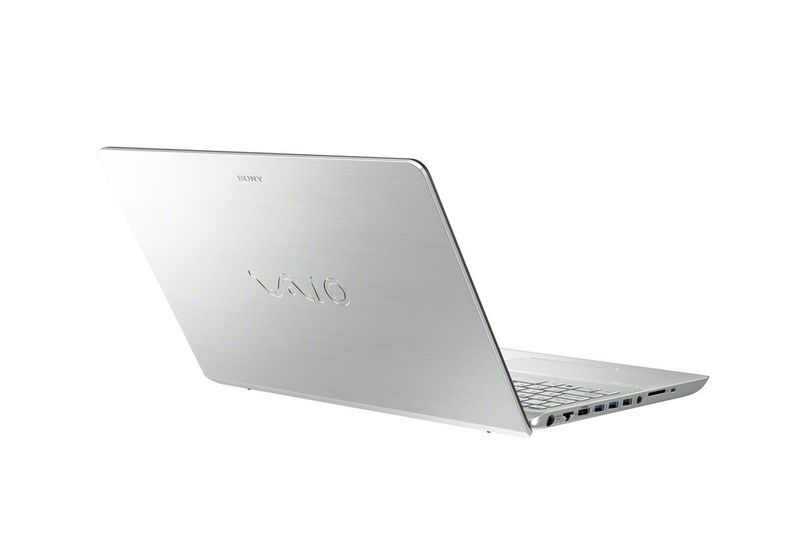 Am Sony-Vaio-Fit finden sich USB-, Kopfhörer-, Mikrofon- und HDMI-Anschlüsse. (Bild: Sony)