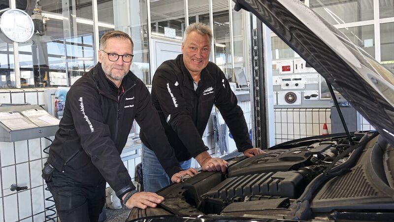 Thomas Hanke (l.) und Jörg van Elkan sind die beiden Fahrzeugabnehmer im Autohaus Hermann Klein. Dank ihnen ist die Zahl der Wiederholreparaturen verschwindend gering.