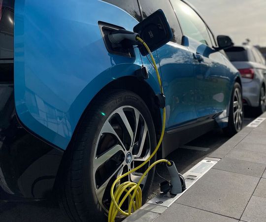 Der Bordstein wird faktisch zur Ladesäule – zum Vergrößern bitte klicken.(Bild:  Rheinmetall AG)